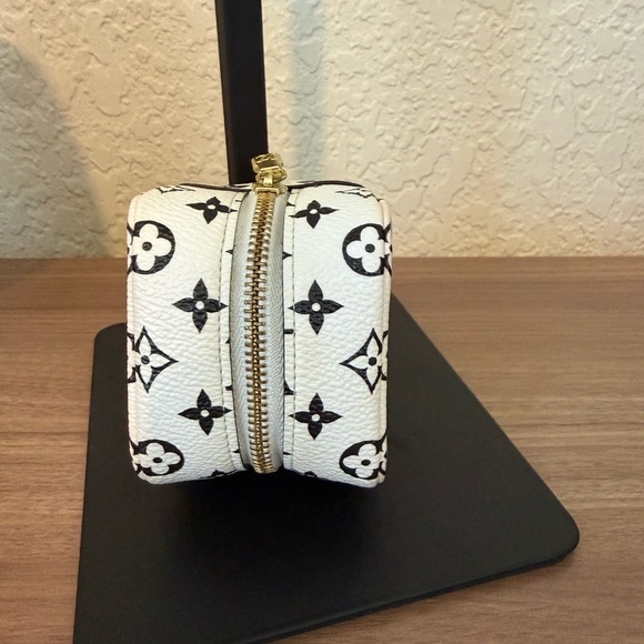 LOUIS VUITTON Monogram
Giant Portemonnaie Cube Mini
Cube Coin Bag Key Charm - Picture 4 of 10